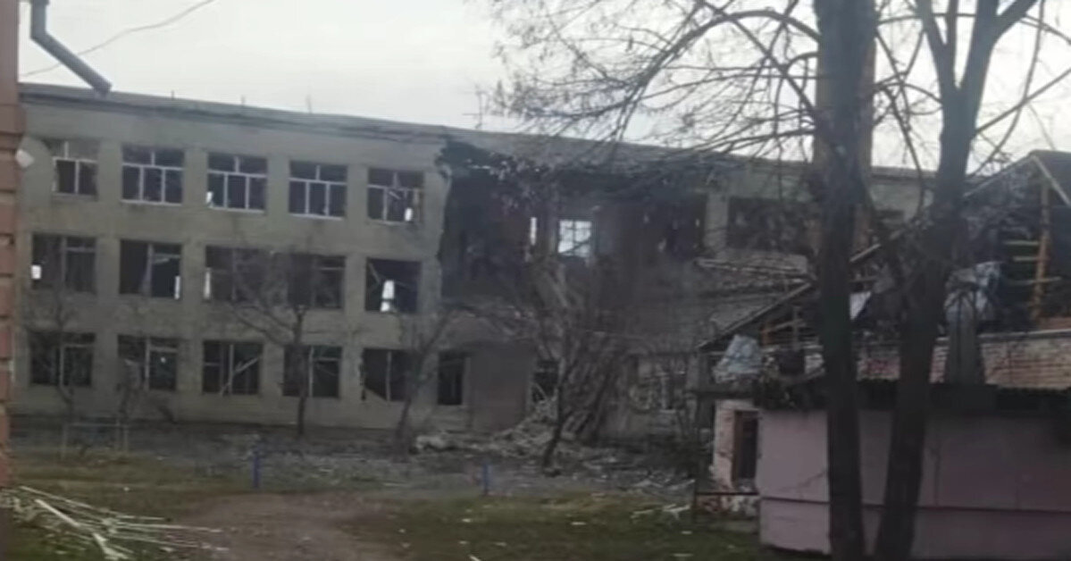 Российские войска сбросили две авиабомбы на школу в Сумской области