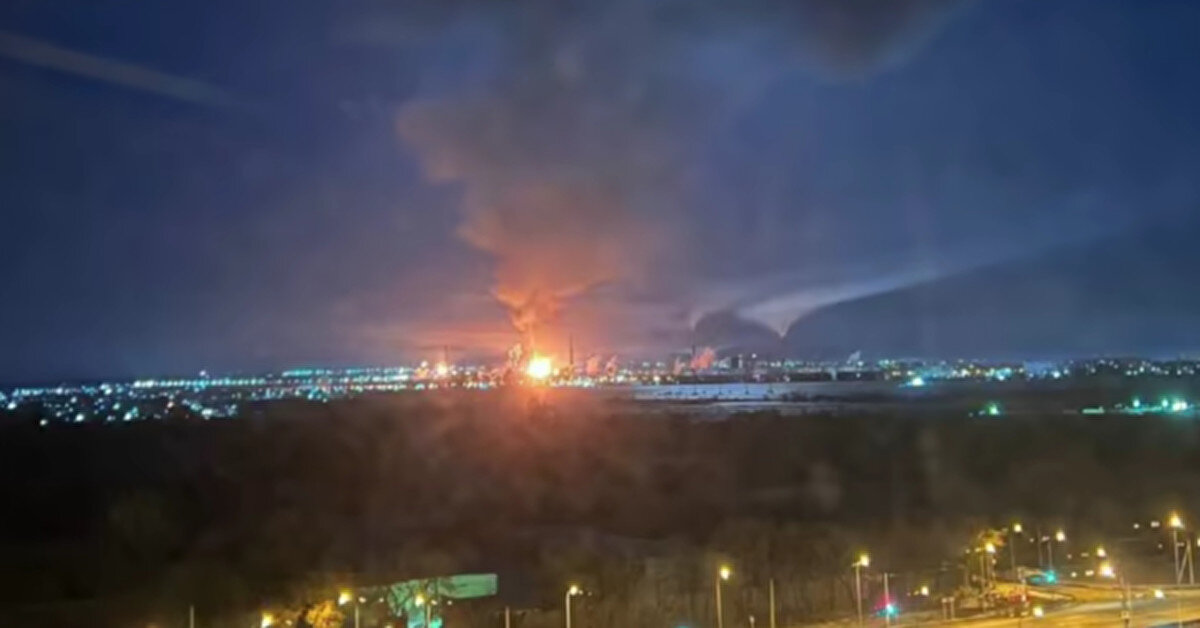 РосСМИ сообщают о взрывах и пожаре на НПЗ в Самарской области