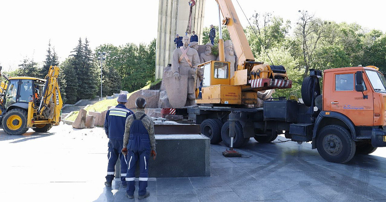 У Києві почали демонтовувати пам'ятник на честь Переяславської ради