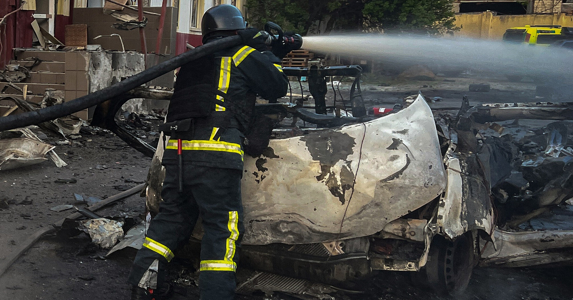 У Миколаєві через невідому вибухівку запалали авто: постраждали рятувальникі