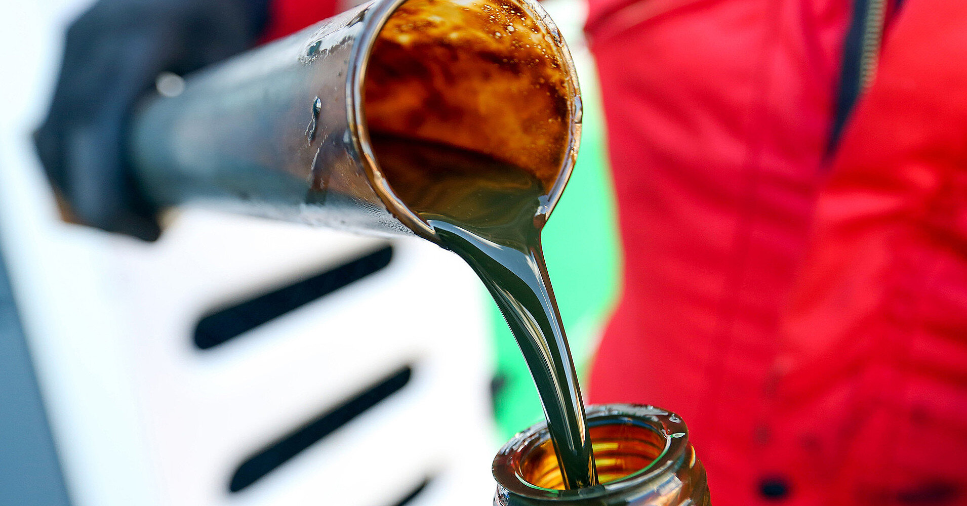 Нефть постепенно дорожает из-за падения запасов в США