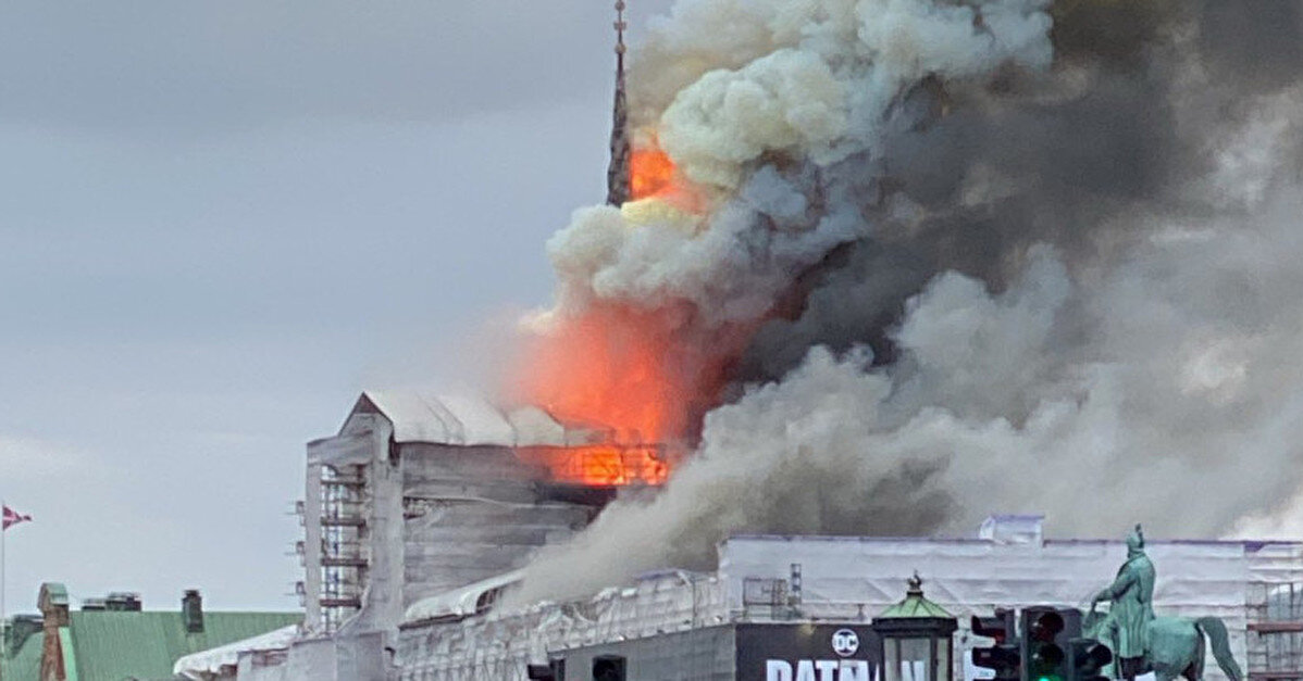 У столиці Данії спалахнула 400-річна історична будівля біржі