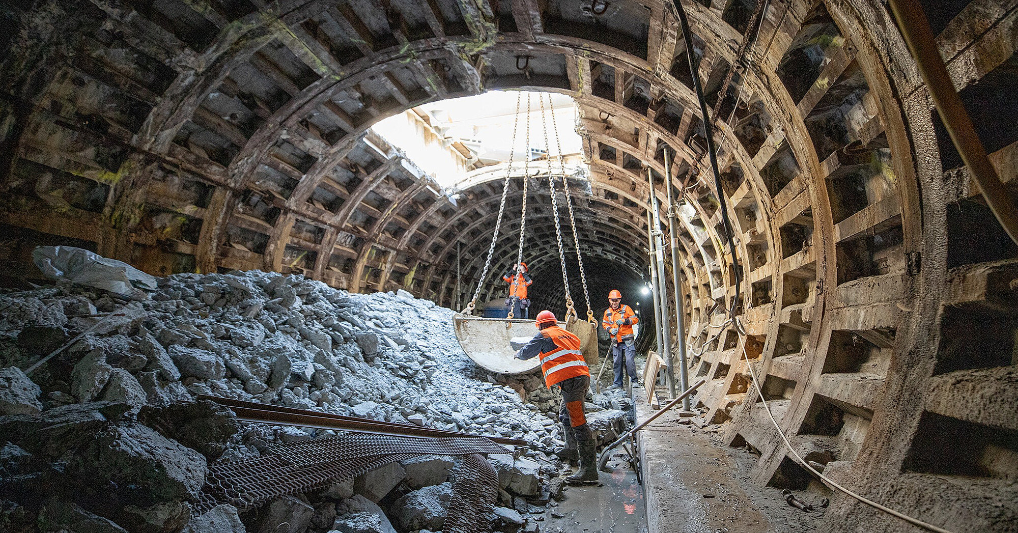 Ремонт "синьої" гілки метро у Києві: почали демонтаж тунелю