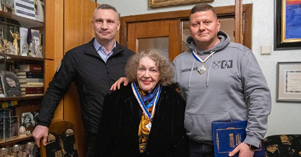Кличко наградил званием "Почетный гражданин Киева" Залужного и Лину Костенко
