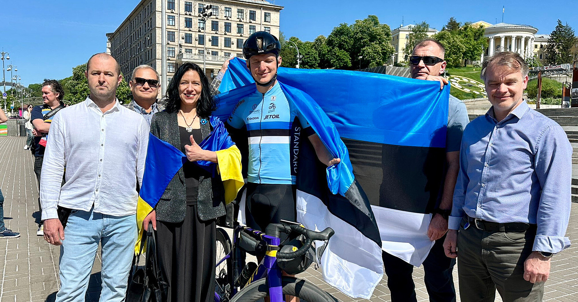 Эстонский депутат проехал на велосипеде из Таллинна в Киев, чтобы собрать донаты на помощь ВСУ