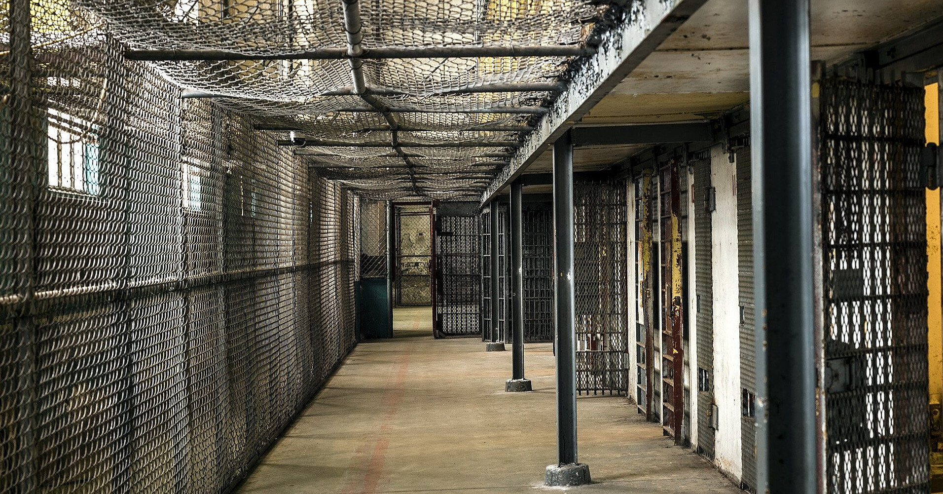 У ДБР заявили про викриття масштабної системи катування в’язнів в колоніях