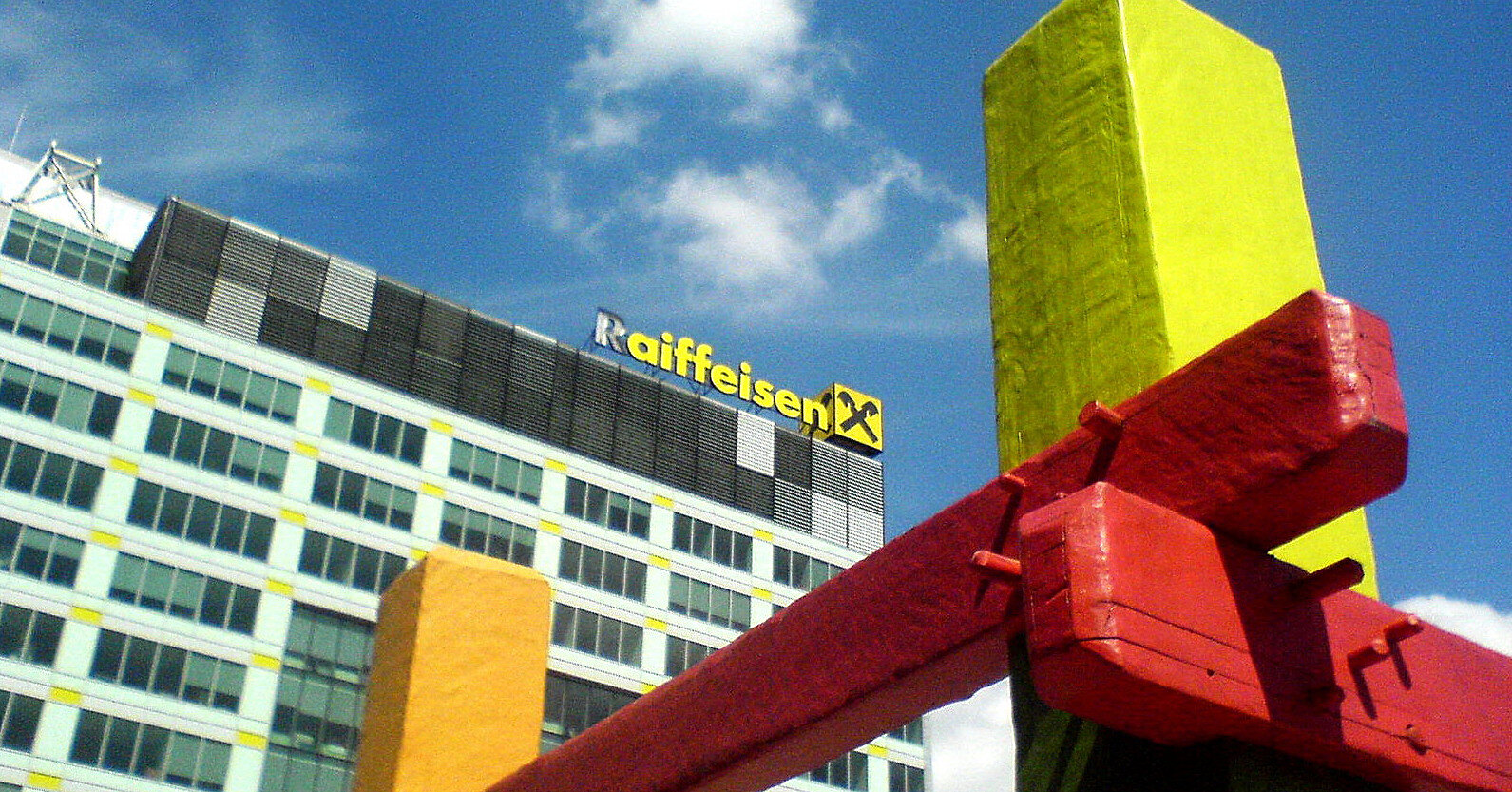Raiffeisen Bank оголосив про припинення відкриття накопичувальних рахунків у РФ