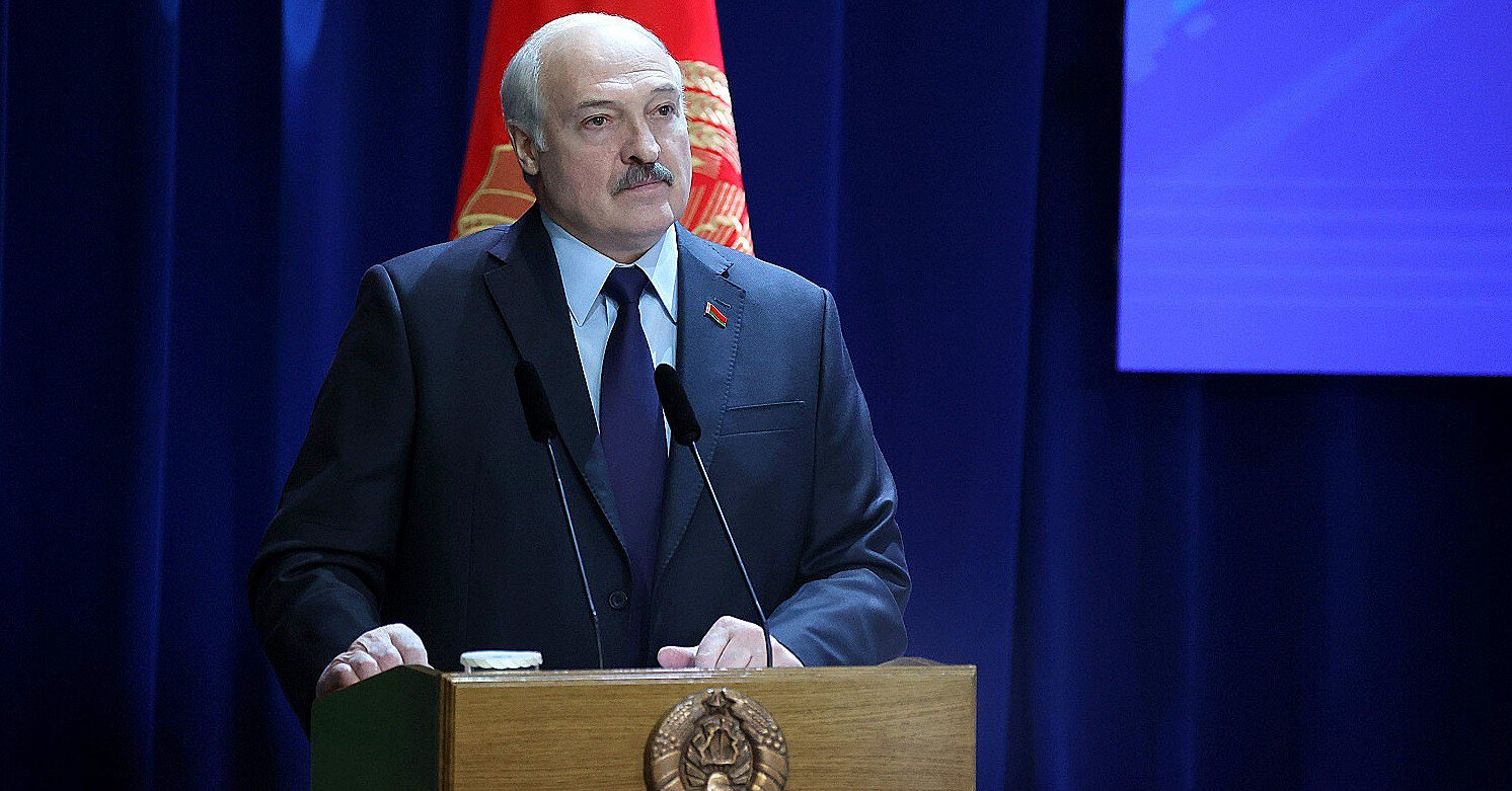 Лукашенко приостановил участие Беларуси в договоре о вооруженных силах в Европе