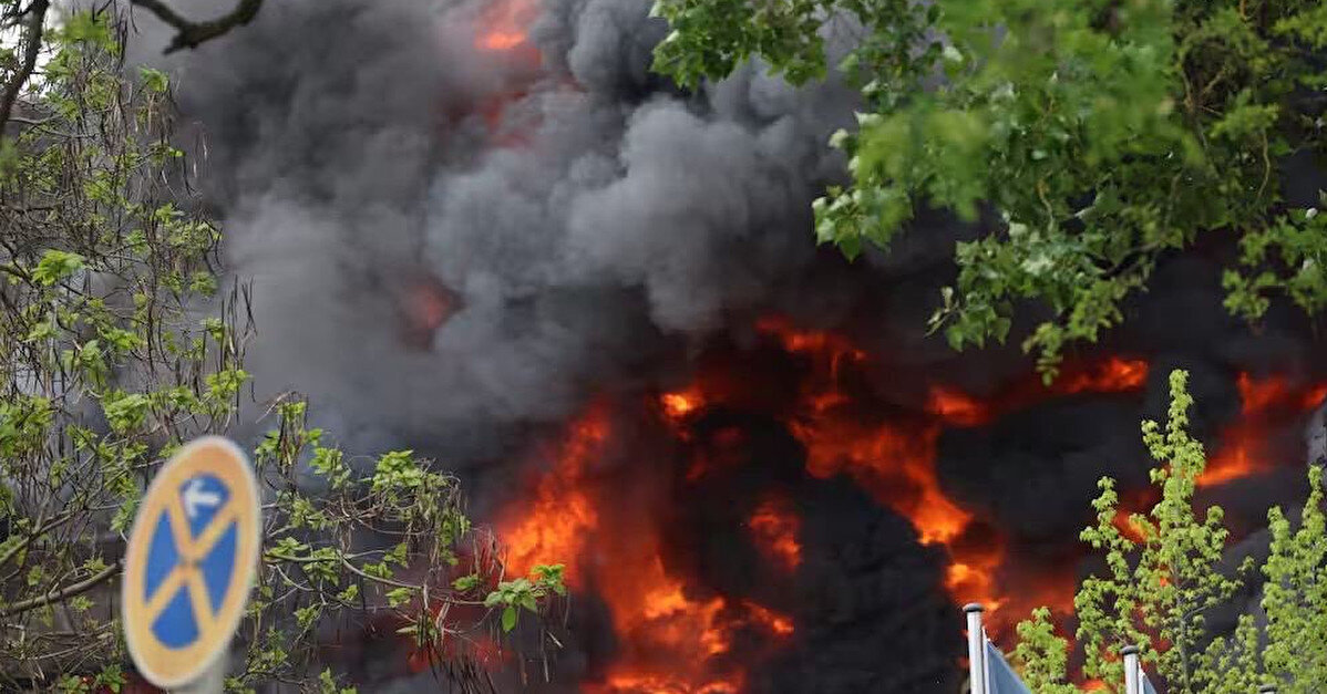 В Берлине крупный пожар на заводе, жителей предупредили о ядовитом облаке
