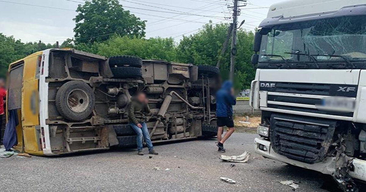 В Винницкой области столкнулись автобус и грузовик: травмированы 11 человек
