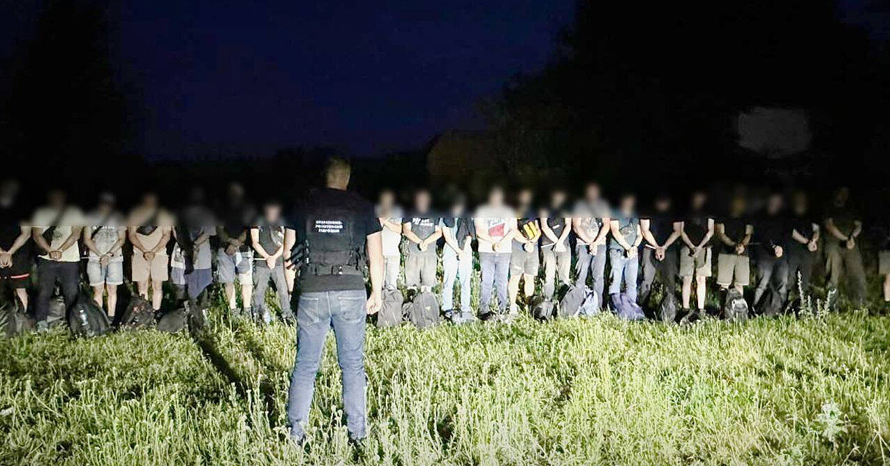 300 000€ за пересечение границы: пограничники задержали более 20 мужчин