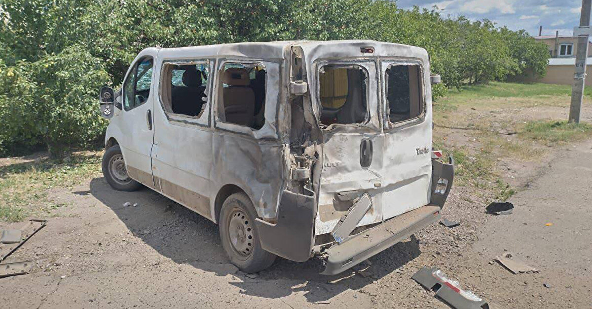 Окупанти атакували FPV-дроном мікроавтобус на Херсонщині: двоє постраждалих