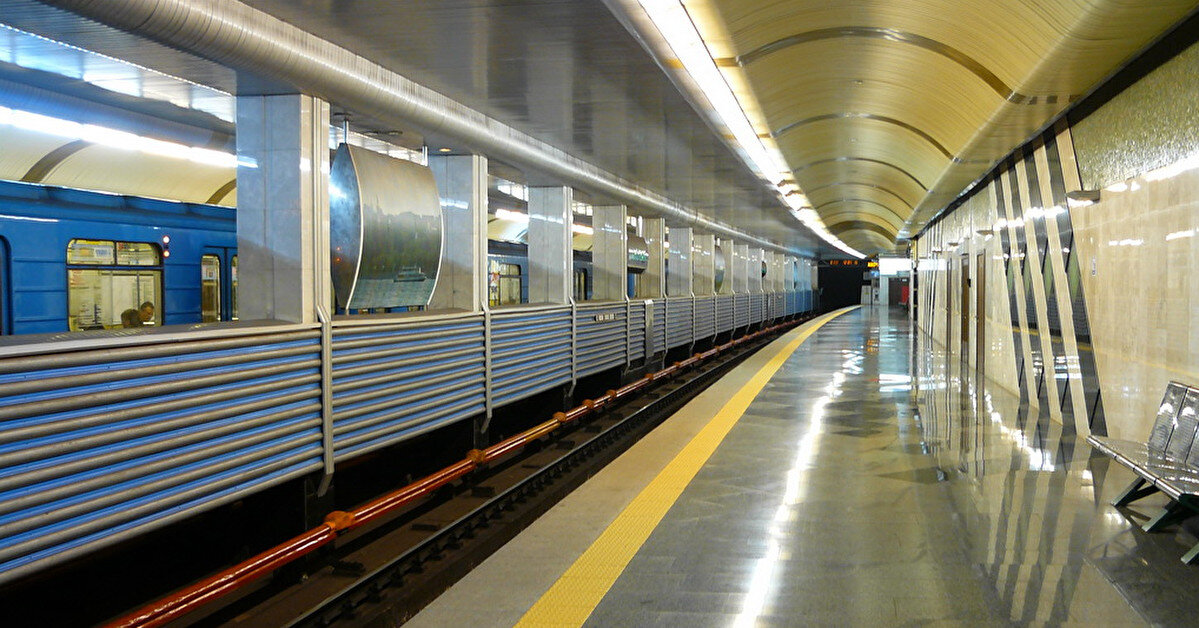 У київському метро пасажир потрапив під потяг, кілька станцій закрили