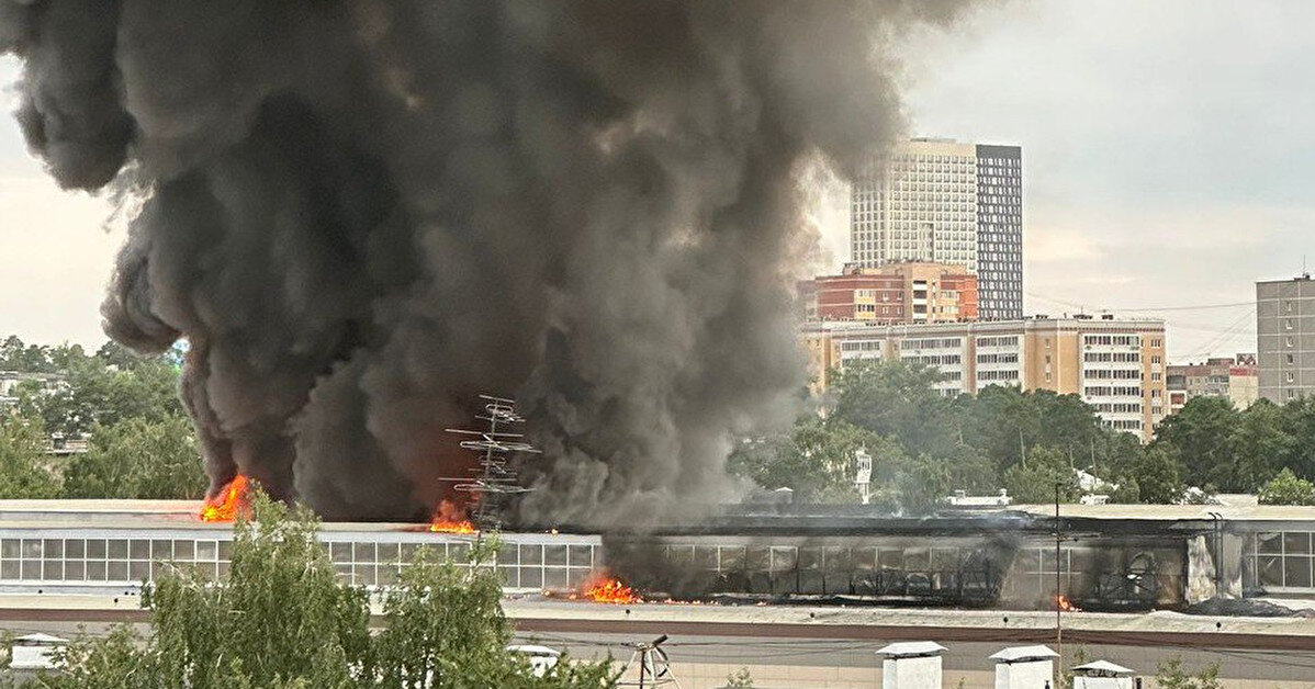 В российском Екатеринбурге загорелся завод, производящий электронику для ракет