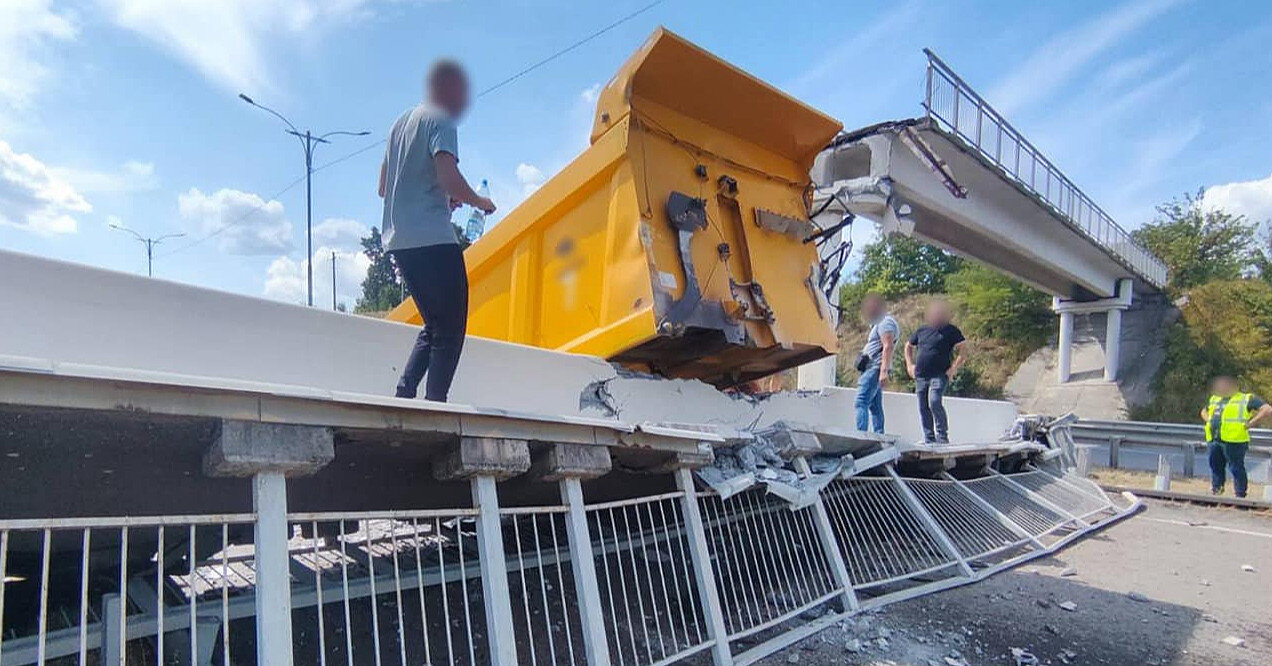 На Черкащині обвалився пішохідний міст через наїзд самоскида