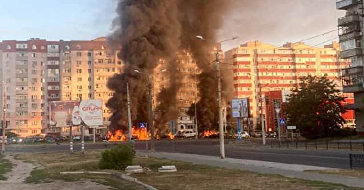 Росіяни завдали удару по центру Сум: вибиті вікна, горять автомобілі