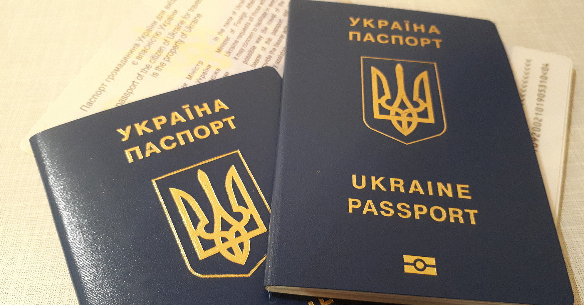 У ЦНАП пояснили, коли потрібно міняти паспорт старого зразка на ID-картку