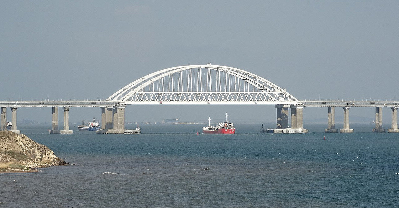 РФ свозит к Крымскому мосту много ПВО и строит "загадочное сооружение" – ВМС