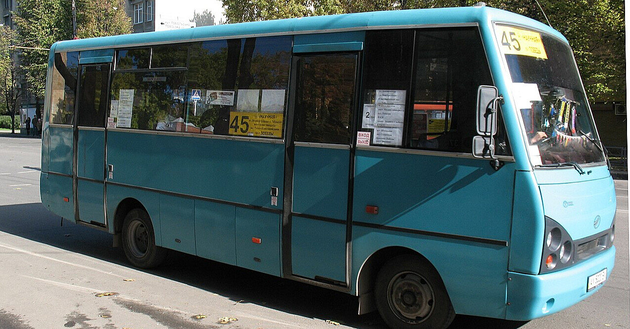 Окупанти з безпілотника атакували маршрутку на Херсонщині: загинула жінка