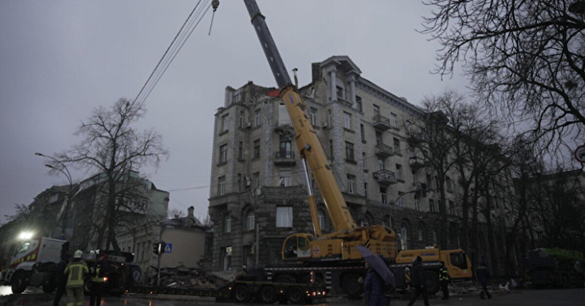 В Києві досі ліквідовують наслідки атаки по центру міста